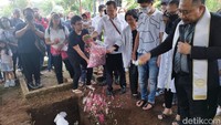 Tak hanya Roy, anak dan menantu serta istri Rudy pun juga menahan tangis dan duka. (Foto: Ria Aldila Putri/detikJateng)