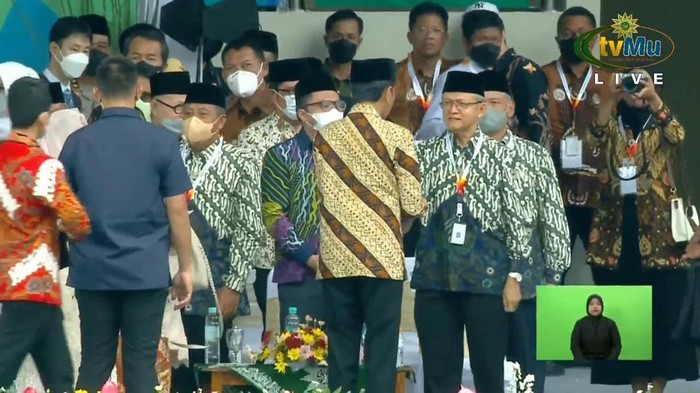 Presiden Jokowi dan Ketum PP Muhammadiyah Anwar Abbas ngobrol di Muktamar ke-48 (Screenshot YouTube muTv Channel)