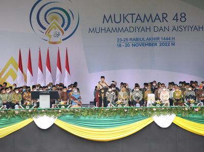 Potret Jokowi Buka Muktamar Muhammadiyah Usai Rela Pulang Duluan dari KTT APEC