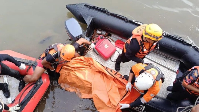 Pria paruh baya berinisial P yang dilaporkan terjatuh di Banjir Kanal Barat Kali Ciliwung, Tambora, Jakbar ditemukan tewas oleh tim SAR gabungan, Sabtu (19/11/2022) pagi.