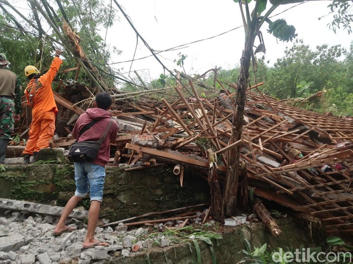 Proses evakuasi dua orang yang tertimbun longsor di Semin, Gunungkidul. Sabtu (19/11/2022).