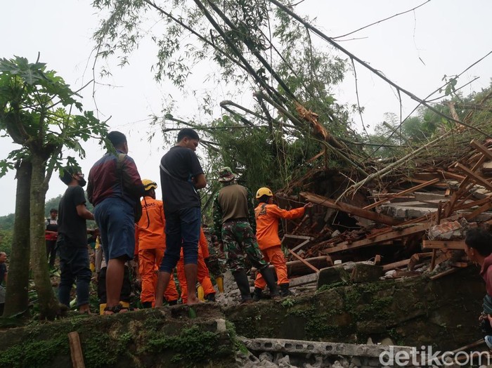 Proses evakuasi dua orang yang tertimbun longsoran di Semin, Gunungkidul. Sabtu (19/11/2022) pagi.
