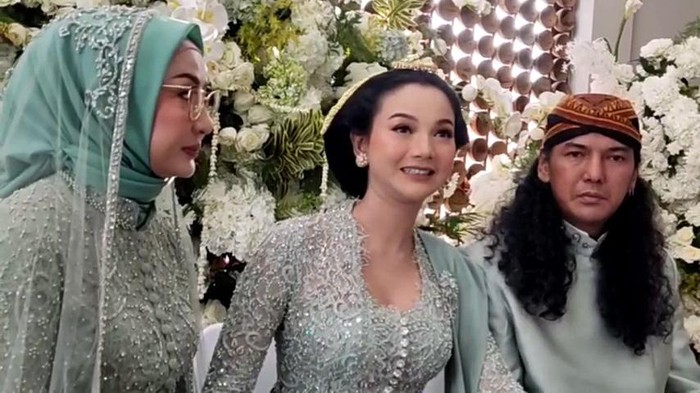 Proses siraman Glenca Chysara