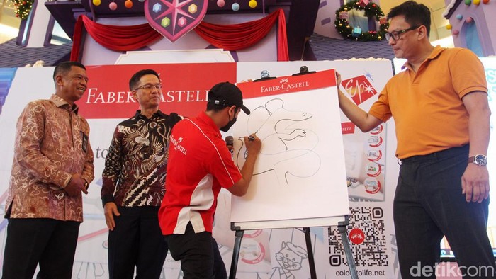 Ratusan anak mengikuti lomba mewarnai di Emporium Pluit Mall, Jakarta, Sabtu (19/11/2022). Lomba tersebut bertema 'Colour to Life Competition 2022'.