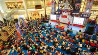 Anak-anak mengikuti lomba mewarnai di Emporium Pluit Mall, Jakarta.