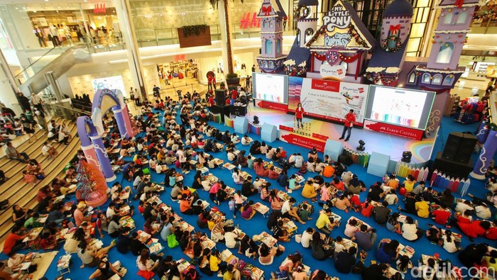 Ratusan Anak Adu Kreatif Mewarnai Ratusan anak mengikuti lomba mewarnai di Emporium Pluit Mall, Jakarta, Sabtu (19/11/2022). Lomba tersebut bertema 'Colour to Life Competition 2022'.