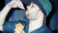 Pria 33 tahun ini eksis di Instagram dengan hampir 300 ribu followers. Belum lama, Ridho mengunggah nyampah edition versinya. Salah satunya ketika ia asyik menikmati snack dari gelas.