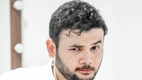 Sunday, funday, cheating day! Mau?, tulis Ridho di keterangan foto. Tampaknya ia memilih pizza sebagai makanan cheating dari diet. Pasti nikmat nih!