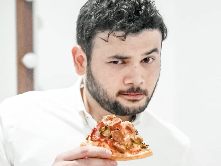 Ridho Rhoma Saat Pose Keren dengan Pizza hingga Segelas Kopi