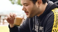 Di sela-sela padatnya syuting, Ridho Rhoma mengisi energi dengan minum kopi. Ia tampak hendak menyeruput segelas kopi susu hangat.