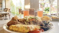 Melahap banyak menu saat sarapan, Ridho Rhoma tak segan menunjukkannya. Terlihat ada nasi goreng, mie goreng, dan telur dadar dalam satu piring!
