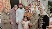 Berita Ridho Rhoma menikah diketahui dari unggahan Ratu Dangdut, Elvy Sukaesih di Instagram (18/11). Ia mengucapkan selamat berbahagia untuk pengantin baru, Ridho Rhoma dan Washile. Foto: Instagram elvy_sukaesih