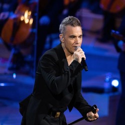 Heboh Benda Putih Jatuh dari Mulut Robbie Williams saat Tampil di Piala Dunia 2026