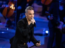 Heboh Benda Putih Jatuh dari Mulut Robbie Williams saat Tampil di Piala Dunia 2026