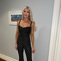 Rosanna tentu saja panik saat itu, namun ia bersyukur bahwa anaknya tidak menyadari bahwa itu potret dirinya. “Aku lupa mereka di mana. Syukurnya mereka tidak mengenaliku,” ucap Rosanna. Foto: dok. Instagram