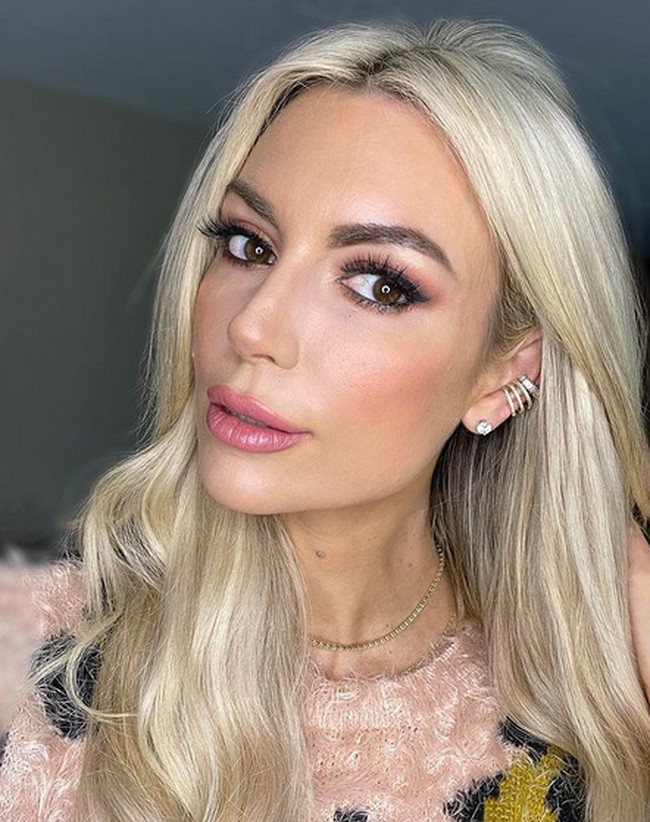 Rosanna Davison, model Playboy dan mantan ratu kecantikan Miss World mengaku bahwa foto bugilnya ketahuan oleh anaknya. Foto: dok. Instagram