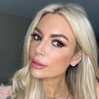 Rosanna Davison, model Playboy dan mantan ratu kecantikan Miss World mengaku bahwa foto bugilnya ketahuan oleh anaknya. Foto: dok. Instagram