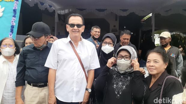 Artis senior, Roy Marten tiba di rumah duka Rudy Salam, Salatiga, Sabtu (19/11/2022).