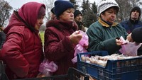 Selain pakaian, warga juga menerima pasokan makanan di titik bantuan kemanusiaan di desa Drobysheve, wilayah Donetsk, Ukraina. AP Photo/Andriy Andriyenko.