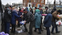 Warga berbondong-bondong untuk mengambil makanan tersebut. AP Photo/Andriy Andriyenko.