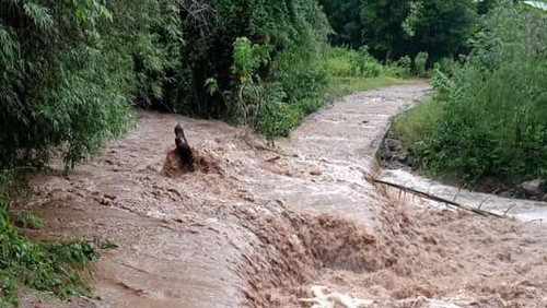 Salah satu jembatan penghubung di RT 003, RW 002, Dusun 001, Desa Binafun, Kecamatan Amfoang Tengah, Kabupaten Kupang, Provinsi Nusa Tenggara Timur (NTT), jebol diterjang banjir.
