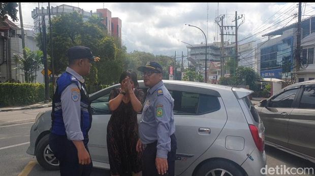 Seorang ibu di Medan histeris karena tak tahu ada perubahan arus jalan.
