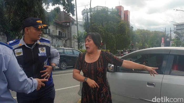 Seorang ibu di Medan histeris karena tak tahu ada perubahan arus jalan.