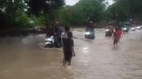 Tanggul Di Lamongan Jebol, Air Rendam Jalan-Pemukiman Warga Setinggi 30 Cm