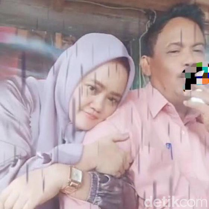 Tangkapan layar video TikTok Ketua DPRD Lampung Selatan, Sumarsono bikin konten mesra dengan seorang wanita.