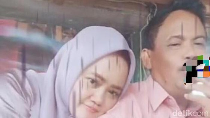 Tangkapan layar video TikTok Ketua DPRD Lampung Selatan, Sumarsono bikin konten mesra dengan seorang wanita.
