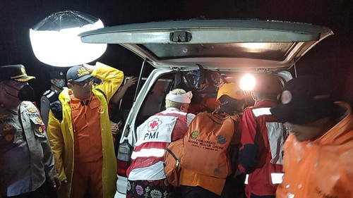 Tim SAR gabungan melakukan evakuasi terhadap bule AS yang meninggal dunia setelah terpeleset saat melakukan pendakian di Gunung Agung, Karangasem, Bali, Sabtu (19/11/2022). (istimewa)