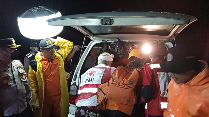 Tim SAR gabungan melakukan evakuasi terhadap bule AS yang meninggal dunia setelah terpeleset saat melakukan pendakian di Gunung Agung, Karangasem, Bali, Sabtu (19/11/2022). (istimewa)