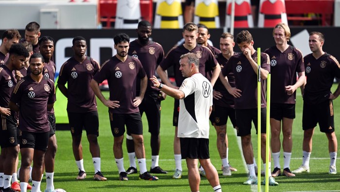 19 November 2022, Qatar, Al-Ruwais: Preparation for the World Cup in Qatar, Germany national team, training at Al-Shamal Stadium, national coach Hansi Flick speaks to his players. Photo: Federico Gambarini/dpa (Photo by Federico Gambarini/picture alliance via Getty Images)