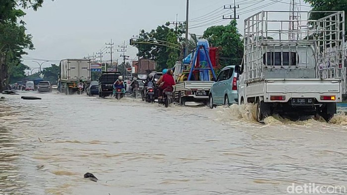 Tingginya intensitas hujan yang terjadi di Lamongan membuat salah satu sungai di Lamongan meluap. Luapan sungai ini juga sempat menggenangi ruas jalan poros nasional Lamongan-Babat.