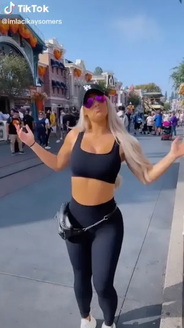 Turis wanita di Disneyland