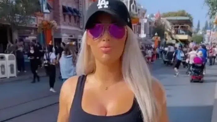 Turis Wanita Seksi di Disneyland