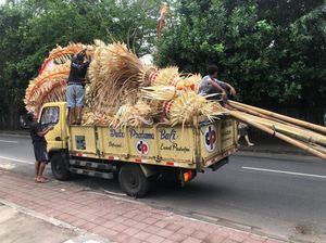 Penjor KTT G20 di Jalan Nusa Dua Dibersihkan