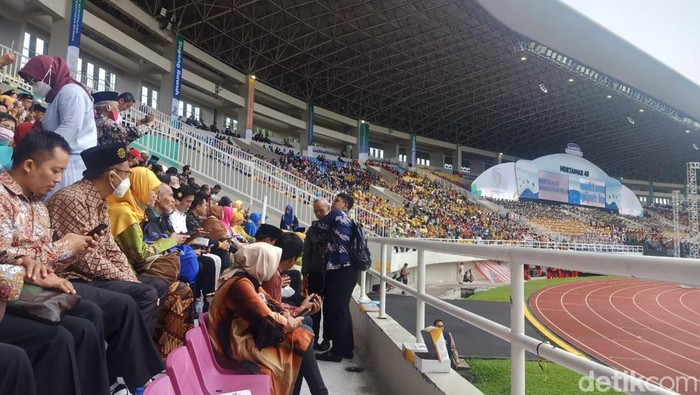 Warga Muhammadiyah mulai memenuhi Stadion Manahan Solo (Erwin