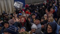 Sejumlah warga antre di titik distribusi bantuan di pusat kota Kherson, Ukraina selatan, Jumat (18/11/2022). AP Photo/Bernat Armangue.