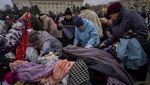 Warga Ukraina Antre Makanan dan Pakaian Bekas