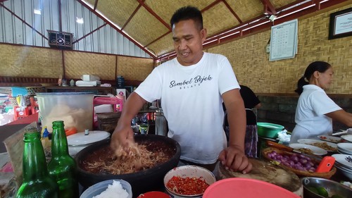 Warung Sambel Bejek Belayu khas Marga, Tabanan, Bali. Sambal tersebut dibuat dari olahan bunga kecombrang yang diiris tipis.