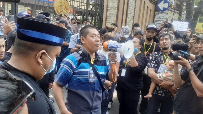 Wiyono (52), ayah dari Puspita Ayu (22) yang meninggal di Tragedi Kanjuruhan, Sabtu (1/10/2022).