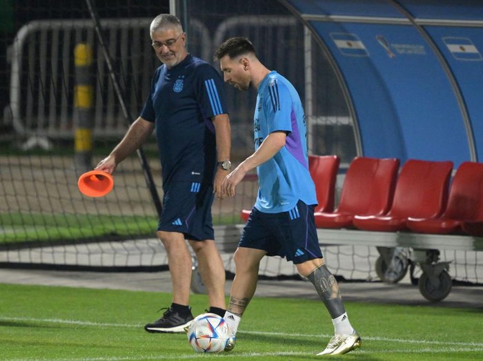 Argentina's forward Lionel Messi (R) attends a training session at Qatar University in Doha on November 19, 2022, ahead of the Qatar 2022 World Cup football tournament. (Photo by JUAN MABROMATA / AFP) (Photo by JUAN MABROMATA/AFP via Getty Images)