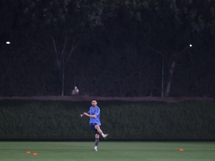 DOHA, QATAR - NOVEMBER 19: Lionel Messi of Argentina trains alone from the main squad during the Argentina training session at Qatar University on November 19, 2022 in Doha, Qatar. (Photo by Michael Steele/Getty Images)