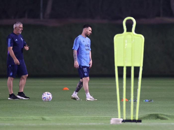 DOHA, QATAR - NOVEMBER 19: Lionel Messi of Argentina trains alone from the main squad as Javier Hernandez the medical officer looks on during the Argentina training session at Qatar University on November 19, 2022 in Doha, Qatar. (Photo by Michael Steele/Getty Images)