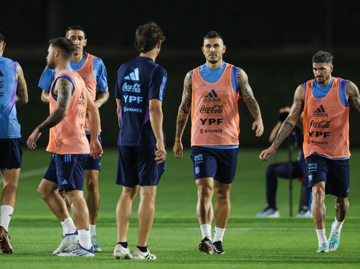 DOHA, QATAR - NOVEMBER 19: Leandro Paredes of Argentina attends a training session at Qatar University ahead of the FIFA World Cup Qatar 2022 on November 19, 2022 in Doha, Qatar. (Photo by Liu Lu/VCG via Getty Images)