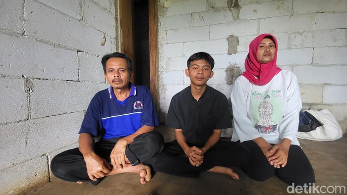 Adia Riswandi dan kedua orang tuanya