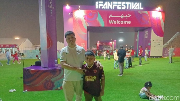 Andi Busaempong Mappangara, bersama putranya, Kinan, jauh-jauh dari Makassar ke Qatar untuk mendukung Cristiano Ronaldo di Piala Dunia 2022.