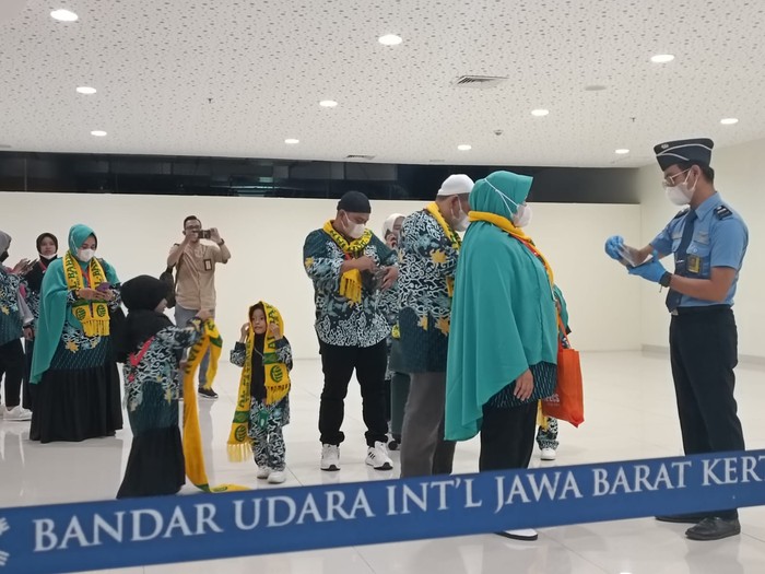Antusiasnya Jemaah Umrah Bandara Kertajati Antusiasnya Jemaah Umrah Bandara Kertajati