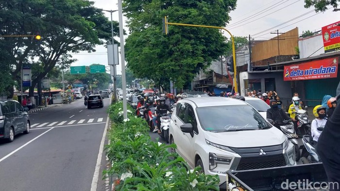 aremania turun ke jalan